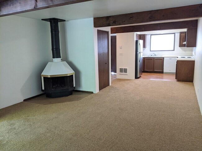 Building Photo - Great 2 bed/1 bath condo near Eugene Count...