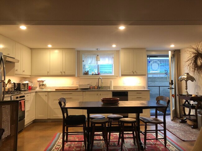 Large Open kitchen - 1326 SE 48th Ave