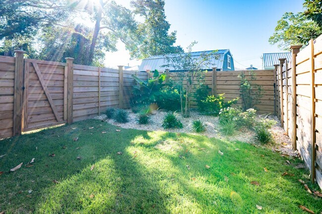 Photo - WALK TO THE BEACH OFF-SEASON RENTAL House