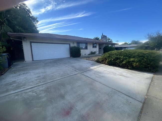 Foto del edificio - 7312 S Land Park Dr