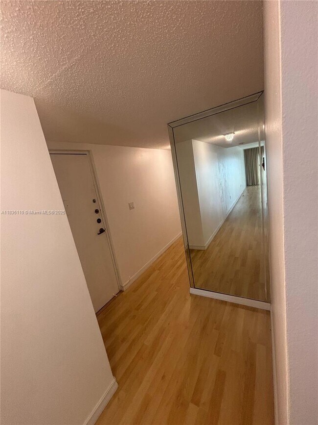 Foto del edificio - 1150 Collins Ct
