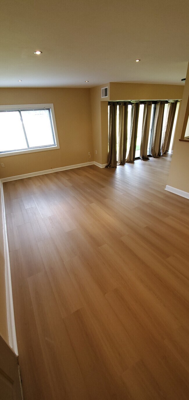 Foto del edificio - 6300 Hil-Mar Dr