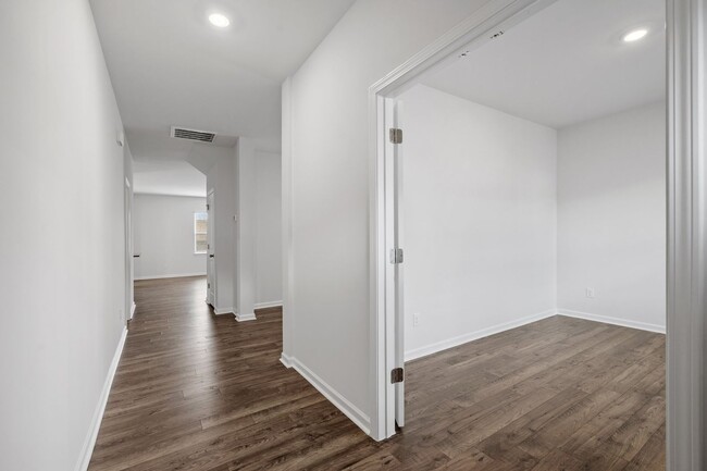 Foto del edificio - 4 BD, 2.5 BA, 2 Car Garage, Home Office - ...