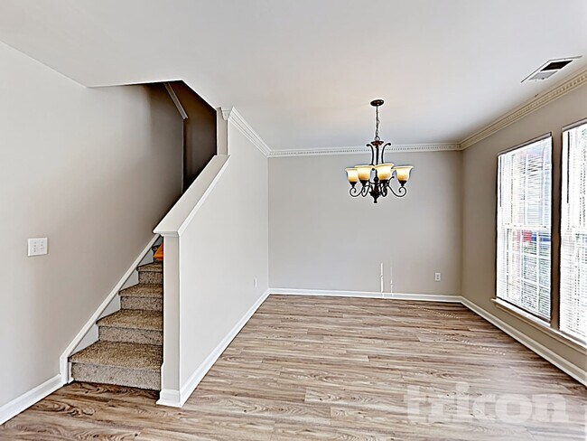 Foto del edificio - 1221 Brook Farm Ln