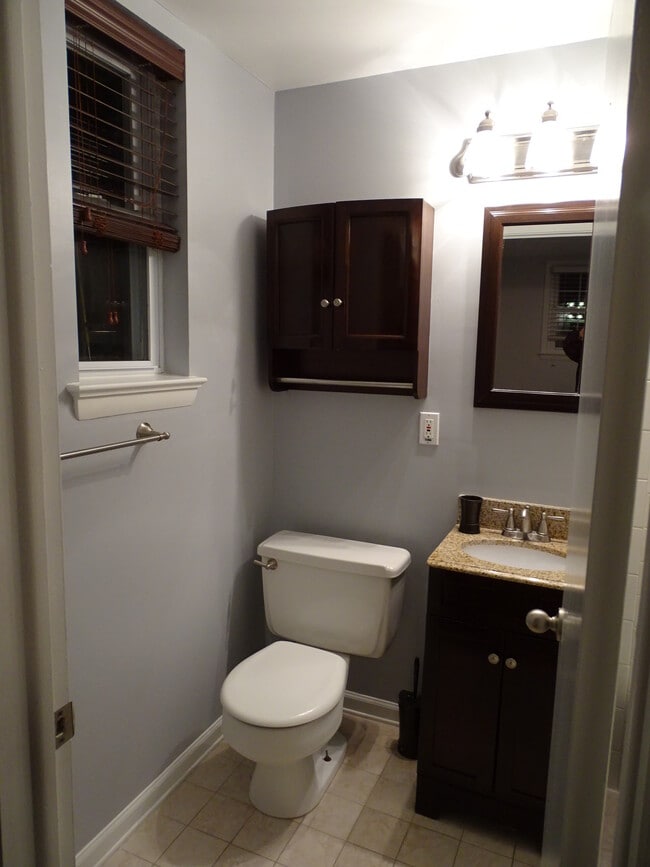 Full Bathroom - 5652 Barrymore Rd
