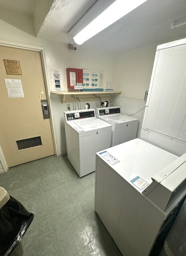 Building Photo - 140 Kenrick St