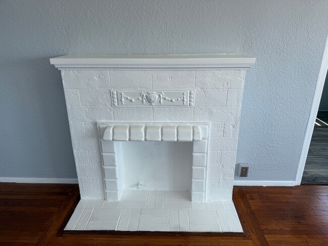 Building Photo - Beautiful 2 bedroom 1 bathroom upstairs ap...