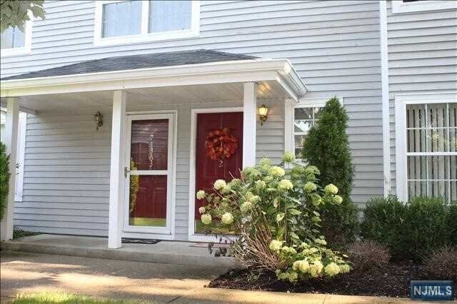 Primary Photo - 1362 Oxford St