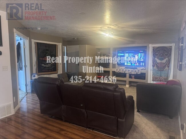 Building Photo - Beautiful and Cozy 3 Bedroom 2 and a Half Bath Home