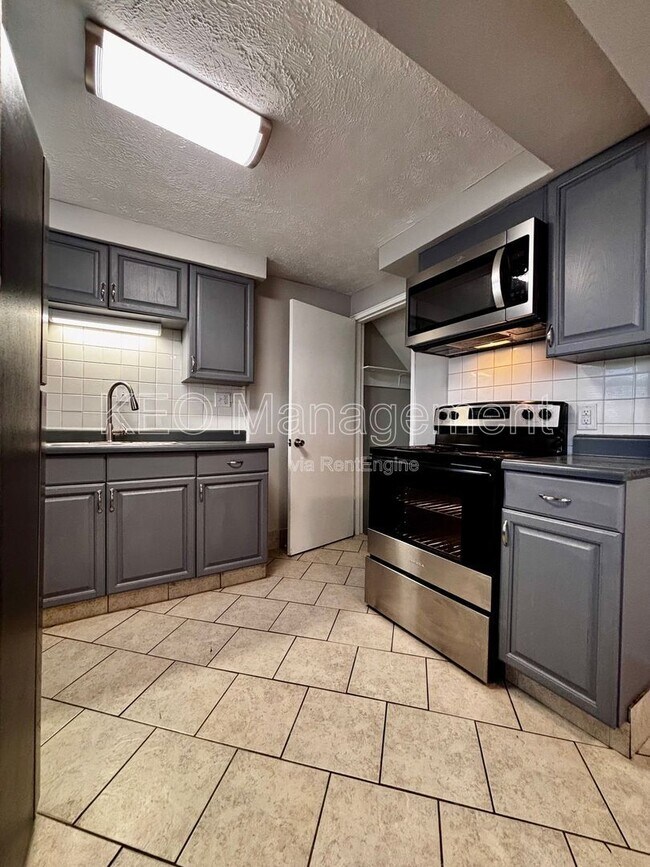 Photo - 1059 Wilmington Ave Townhome