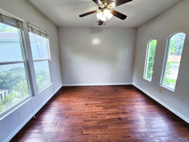Building Photo - Beautiful home with paid Solar in Seven Oaks!