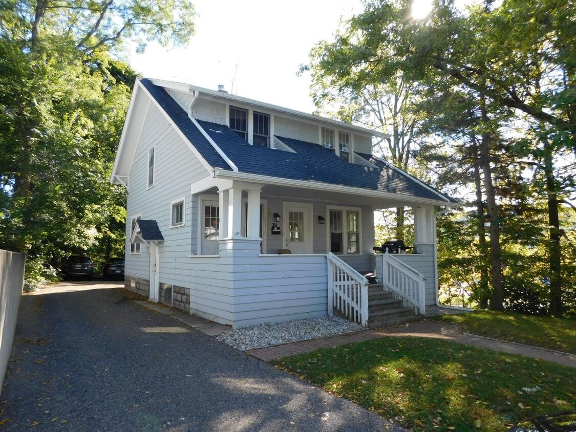 421 Eldred St, Kalamazoo, MI 49006 House Rental in Kalamazoo, MI