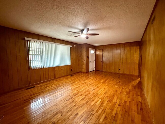 Building Photo - 4 Bedroom/1.5 Bathroom Home in Paragould AR - $1,275/month