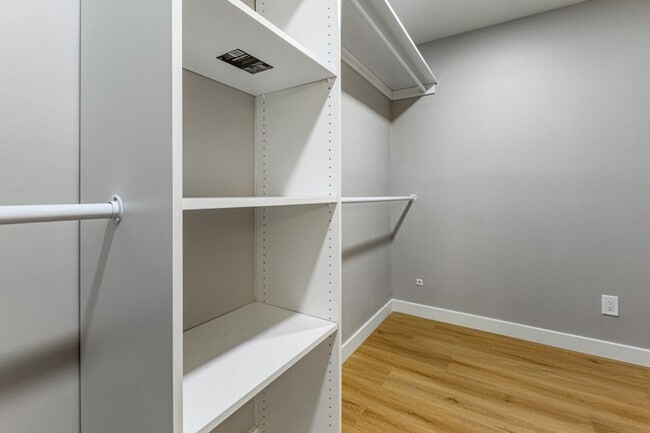 Building Photo - 2710 S Highland Dr