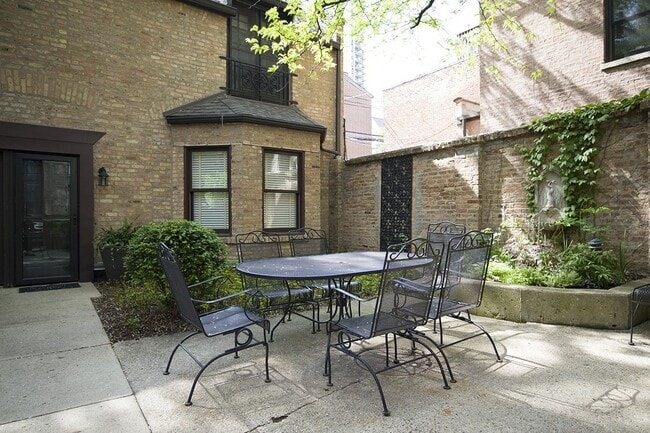 Building Photo - 1228 N Dearborn St