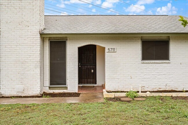 Foto del edificio - Amazing lot, this 2 bedroom home is updated and move in ready! A must see!