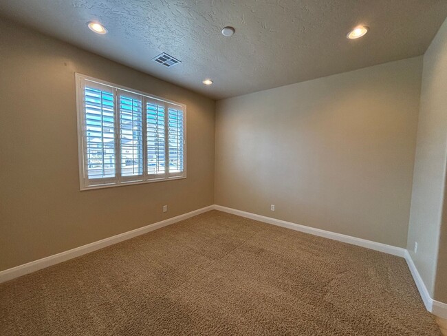 Building Photo - SPACIOUS TOWNHOME FOR RENT!