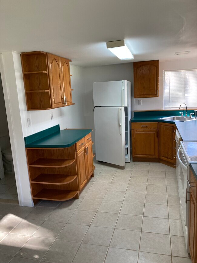 kitchen - 402 Auborn Ave