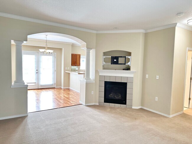 Building Photo - Desirable dual master suite townhouse clos...