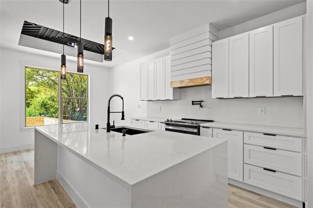 Foto del edificio - 1017 Cedarcrest Dr