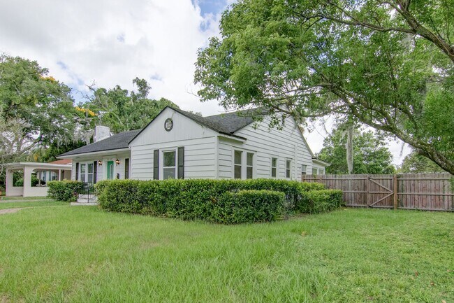 Building Photo - Charming 4 Bed/2 Bath Home FOR RENT Winter...