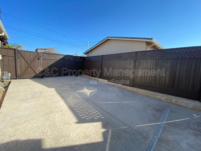 Building Photo - 1301 Darwin St