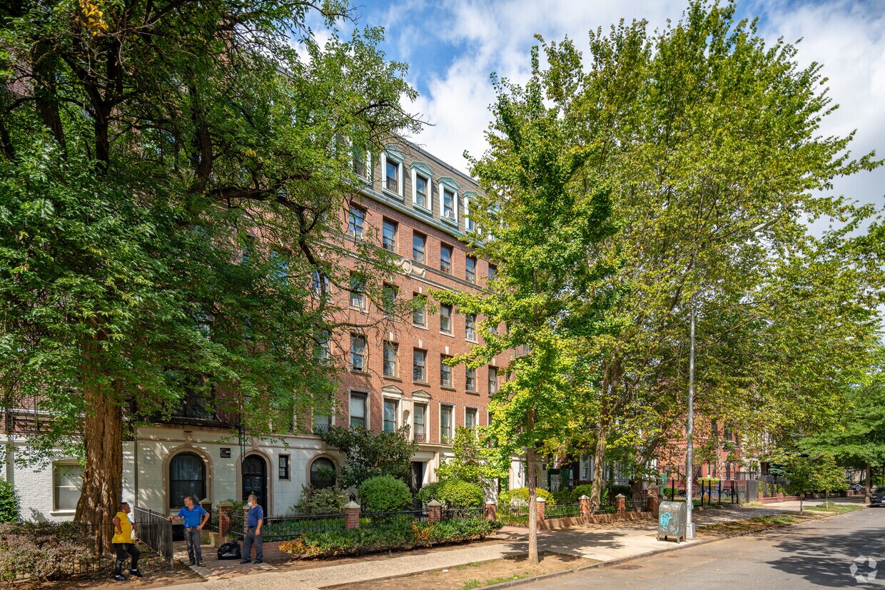 Primary Photo - 420 Clinton Ave