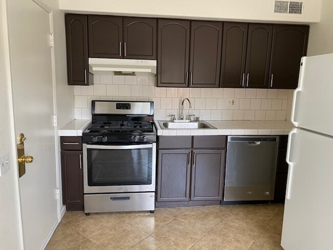 Building Photo - AVAILABLE NOW!! 2 BEDROOM 1 BATHROOM APART...