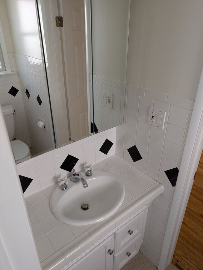 Building Photo - 1043 Pacific St