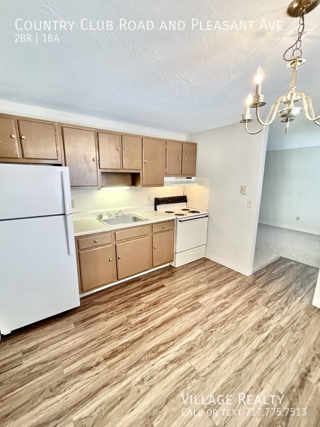 Building Photo - Top floor! Few Steps! Roomy 2-bed w/ on-si...