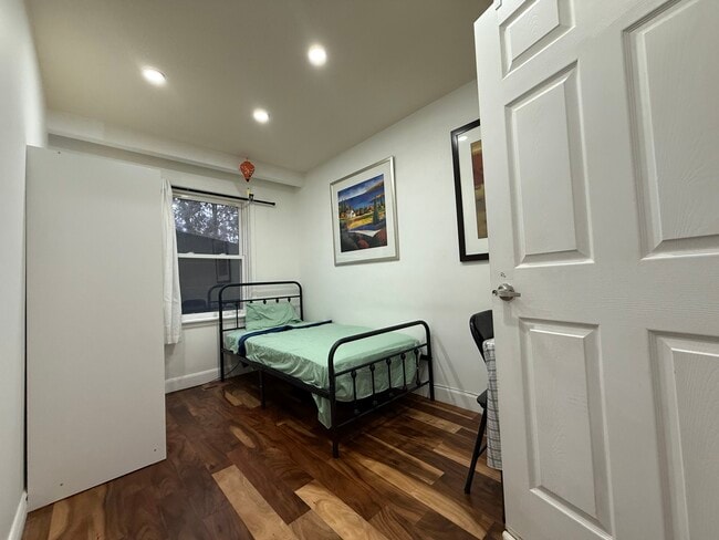 Building Photo - 10-537 Steeles Aveneue west Toronto ON M2M3Y1