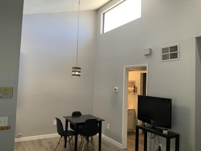 Building Photo - 4576 Hawley Blvd #6
