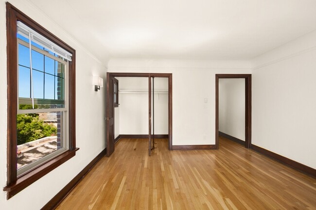 Building Photo - 6522 Phinney Ave N