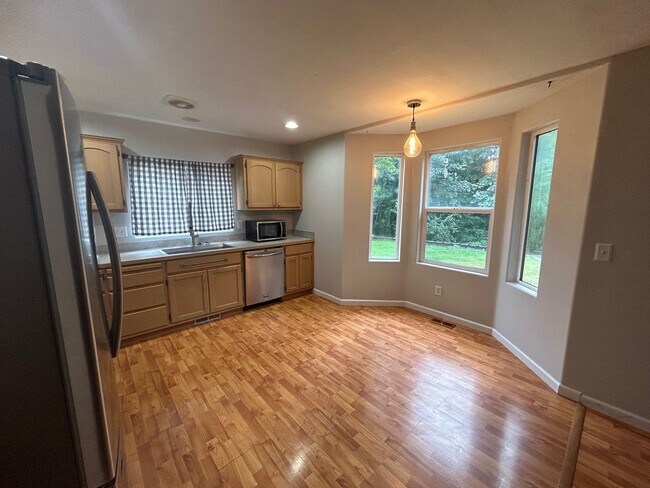 Foto del edificio - Beautiful Newly updated 4 bedroom 2.5 bath 1,582 Sq Ft Home  in Crown Ridge Estates