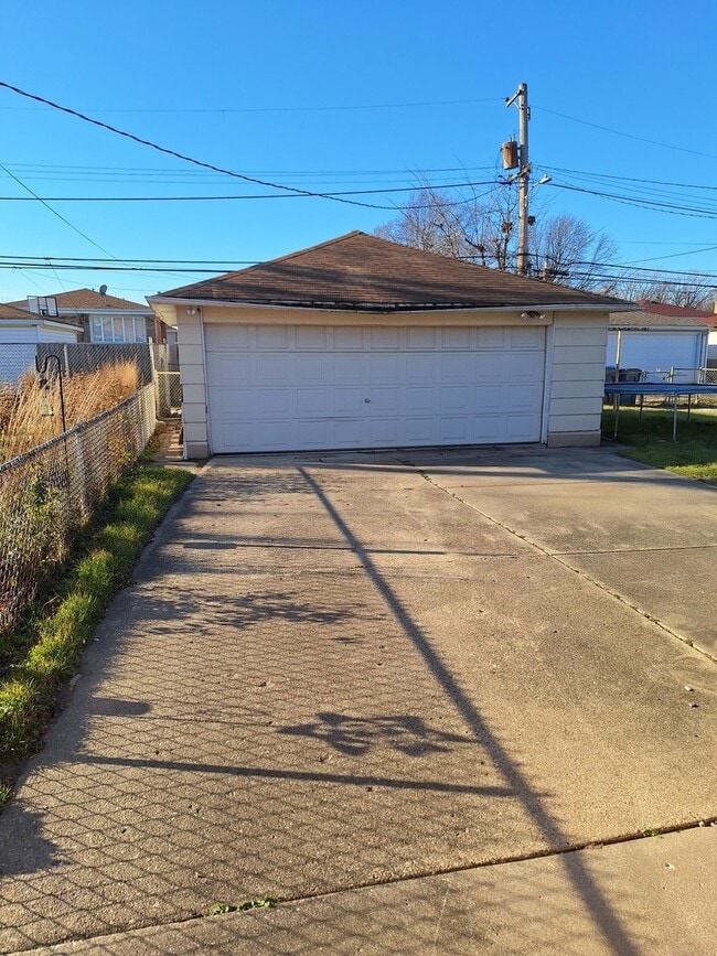 Building Photo - 510 Mackinaw Ave