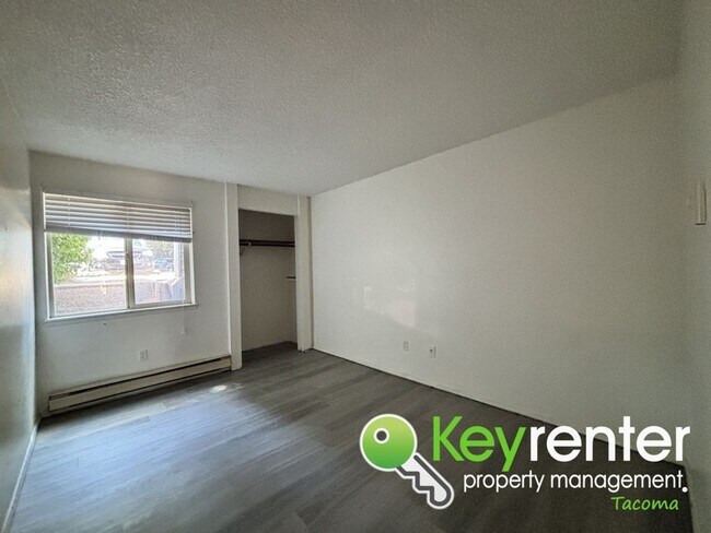 Building Photo - Peaceful Lakewood Condo Backed up to Chamb...