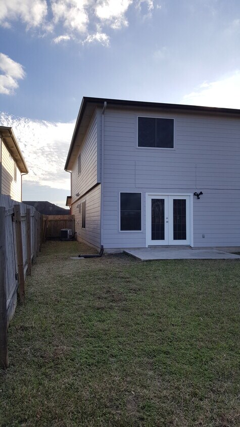 Side Yard - 6112 Speyside Dr