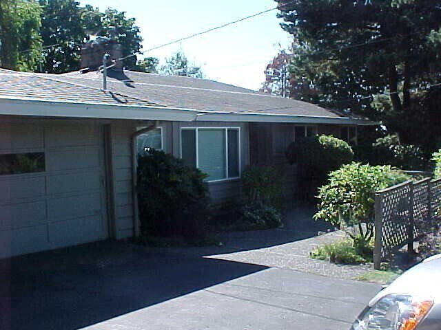 Primary Photo - Refurbished Bridlemile 4 bedroom - fresh p...