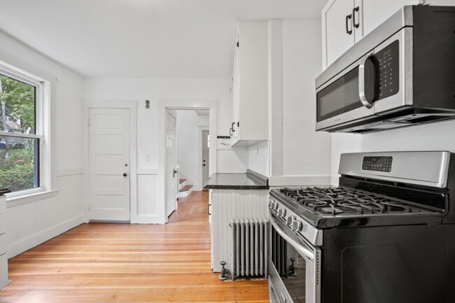 Foto del edificio - 14 Nahanton Ave