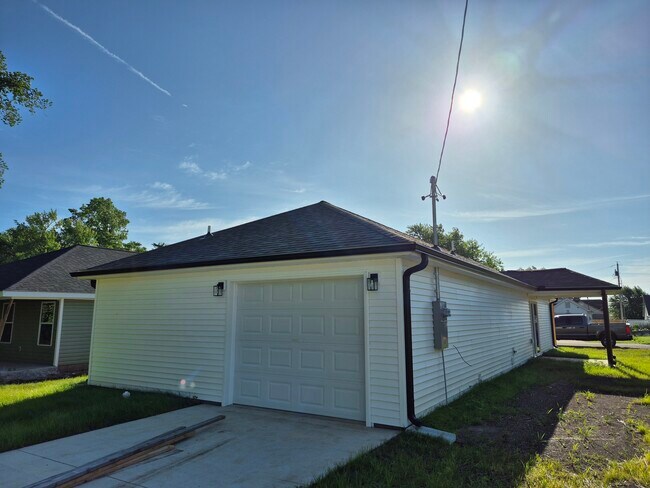 Building Photo - 506 N Devon St