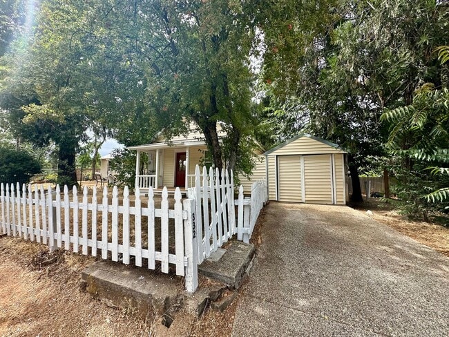 Building Photo - charming 1-bedroom, 1-bathroom home locate...