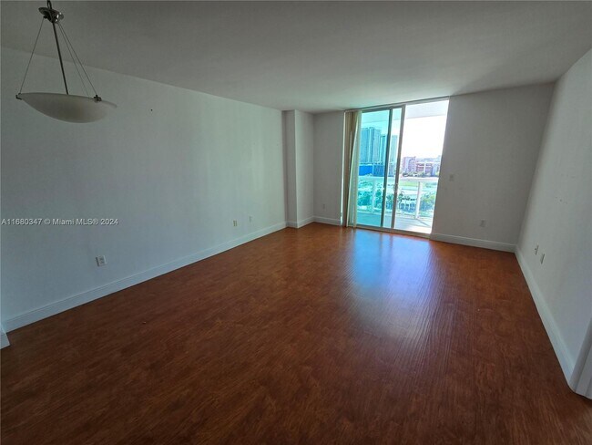 Building Photo - 1800 N Bayshore Dr