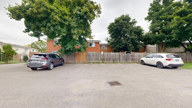 Photo du bâtiment - SPACIOUS TWO BEDROOM THREE LEVEL TOWNHOME IN NORTH CENTRAL LONDON