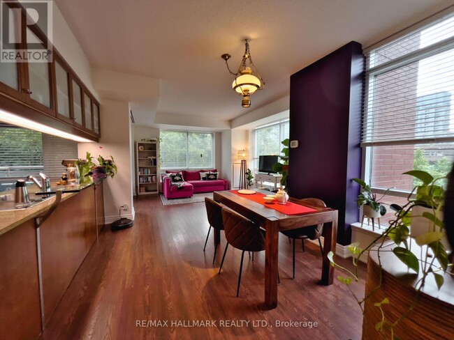 Building Photo - 500 Queens Quay W