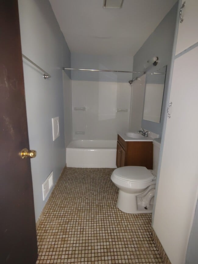 Building Photo - 2928 Ridgeway Ave
