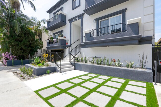 Building Photo - 1325 N Poinsettia Pl