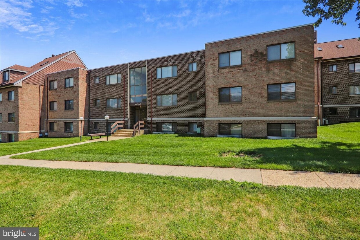 Primary Photo - 11507 Amherst Ave