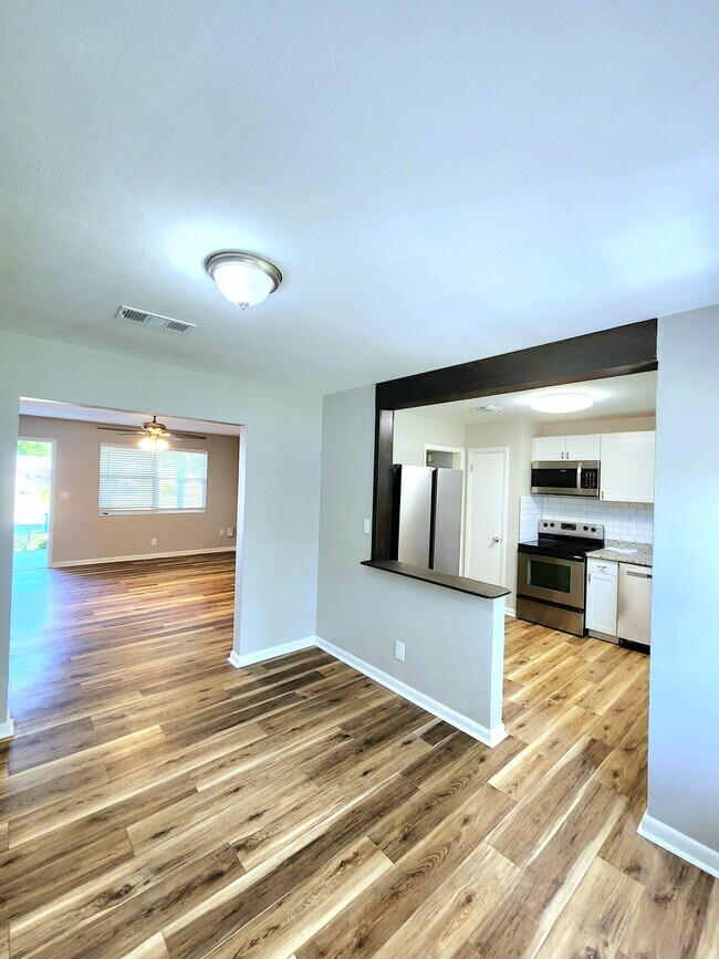 dining room - 6256 Green Pine Ln