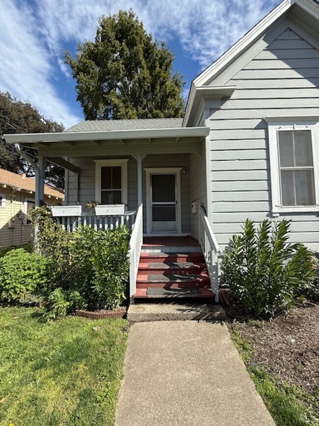 Building Photo - 716 Slater St