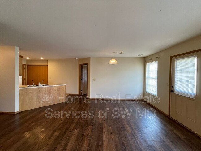 Building Photo - 1136 S Clifton Ave